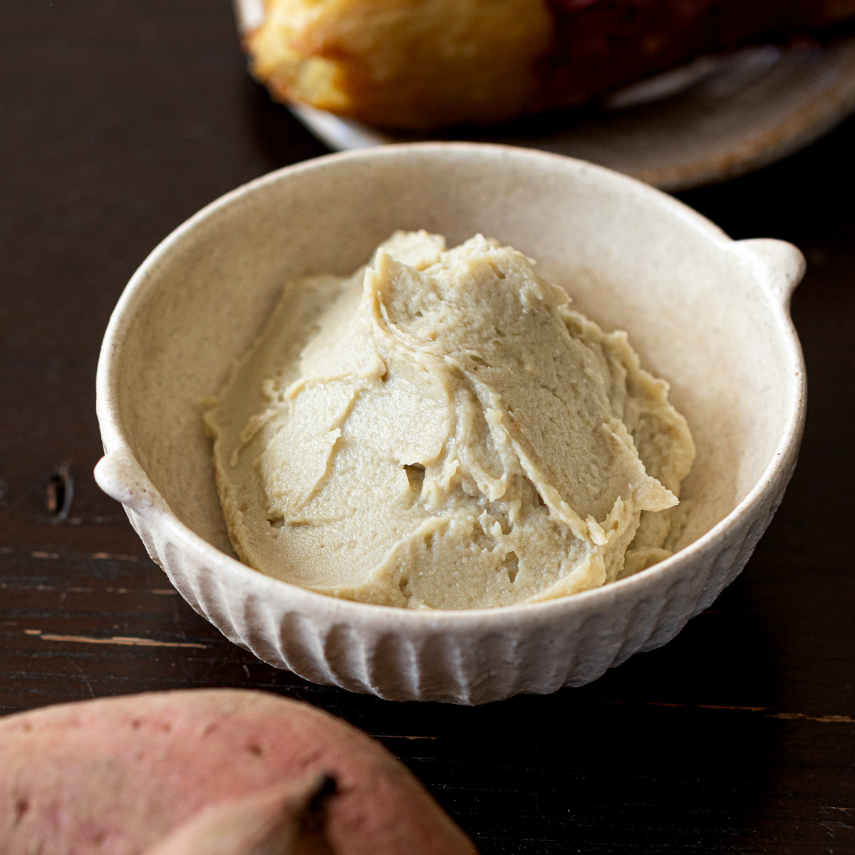 さつまいものヴィーガンモンブランクリーム - 白い器に入った濃厚でなめらかな焼き芋クリーム