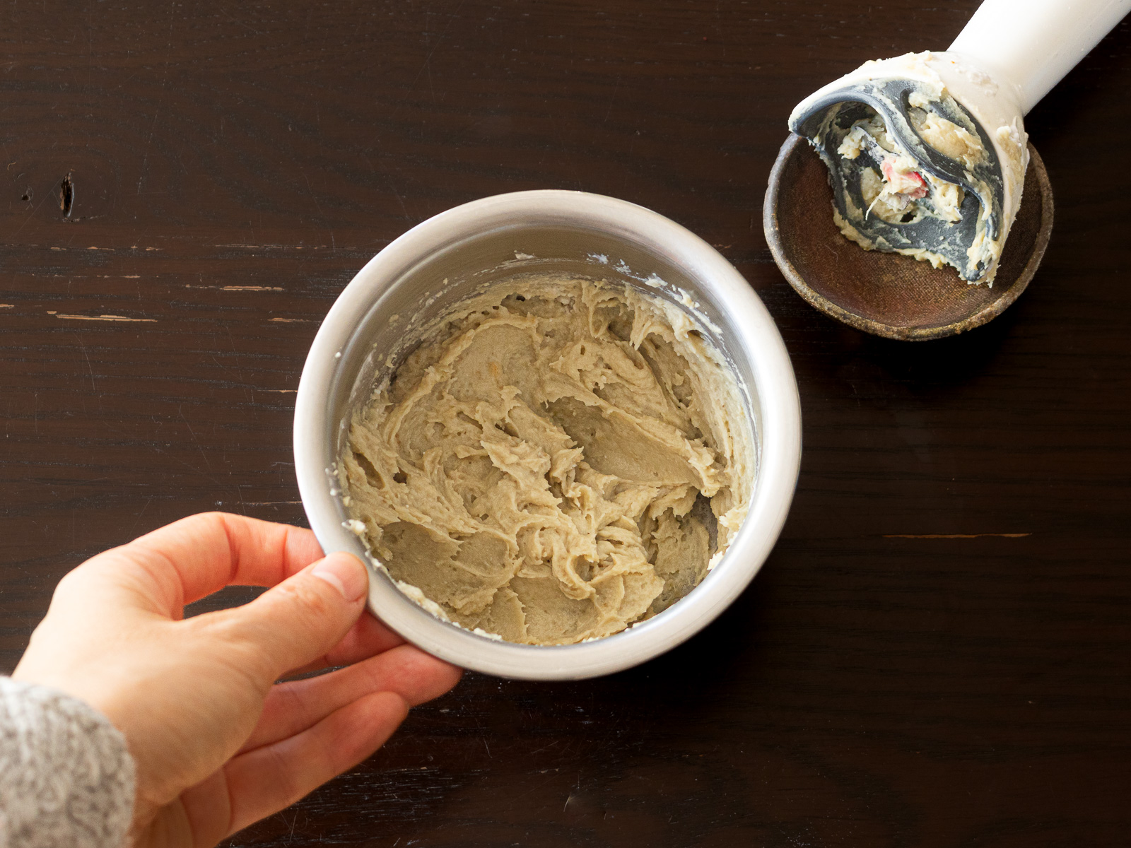 ハンドブレンダーでさつまいもクリームを混ぜる様子