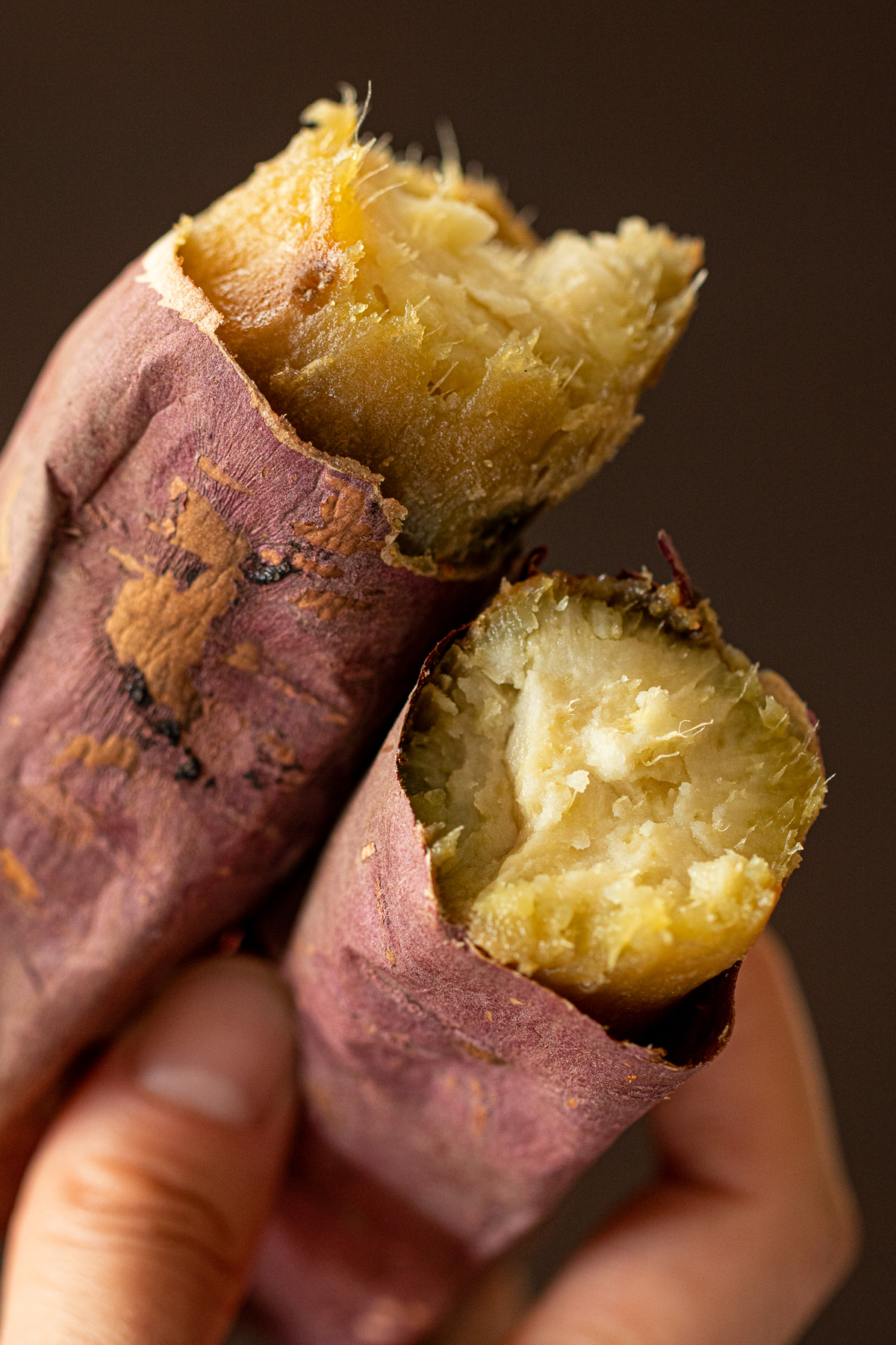 半分に割ったオーブンで焼いた焼き芋のクローズアップ。焼きたてはホクホクに