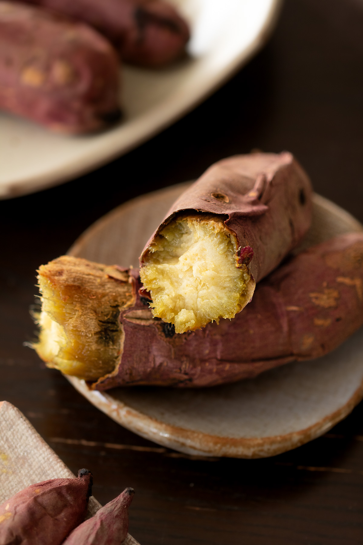 焼きたてほっくり、お皿にのったオーブンで作った焼き芋。