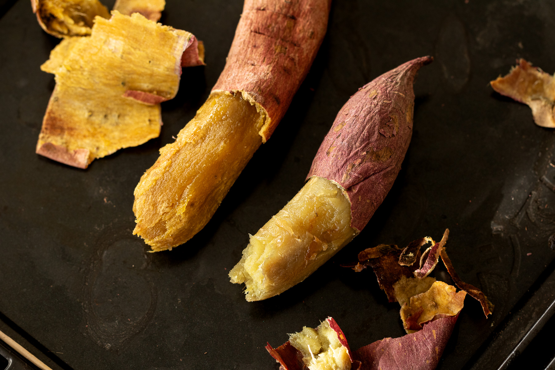 安納芋と紅はるかの焼き芋の比較、左がオレンジ色の安納芋、右がしっとりねっとりの紅はるか