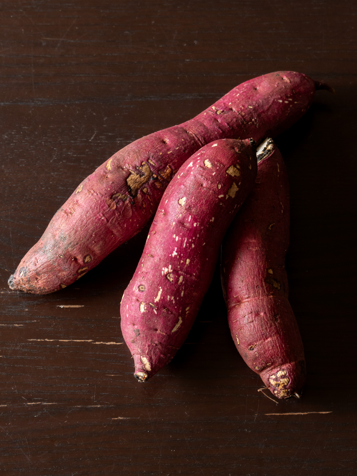 焼き芋の材料、洗ったさつま芋（紅はるか）