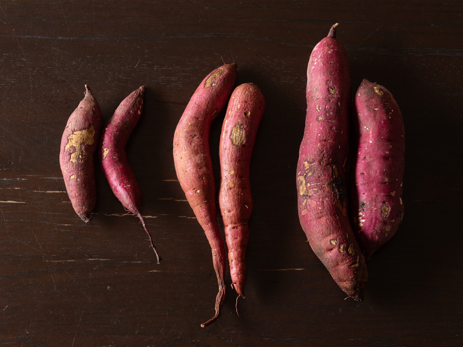 さつま芋のサイズと重さの目安。左から小、中、大に並ぶ