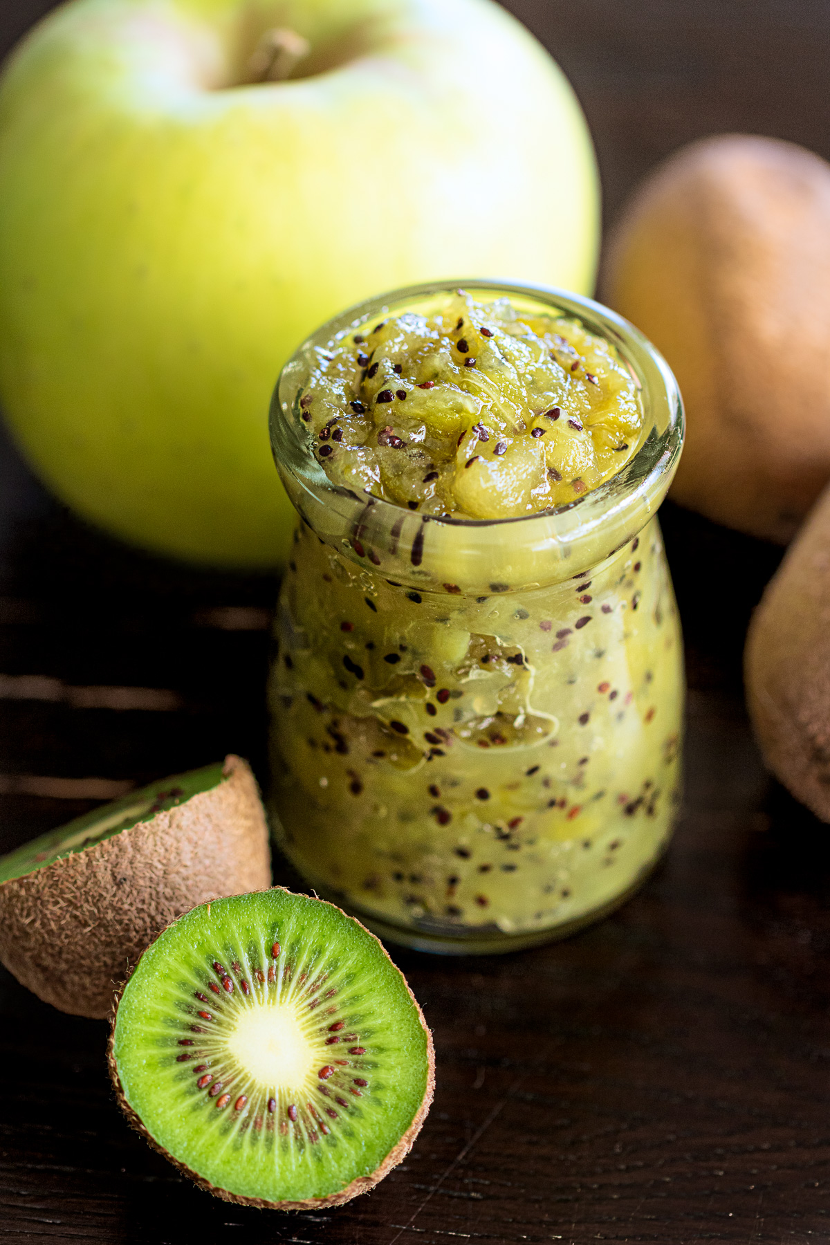 オリーブ色が美しい、酸っぱいキウイで作った、りんごとキウイのジャム