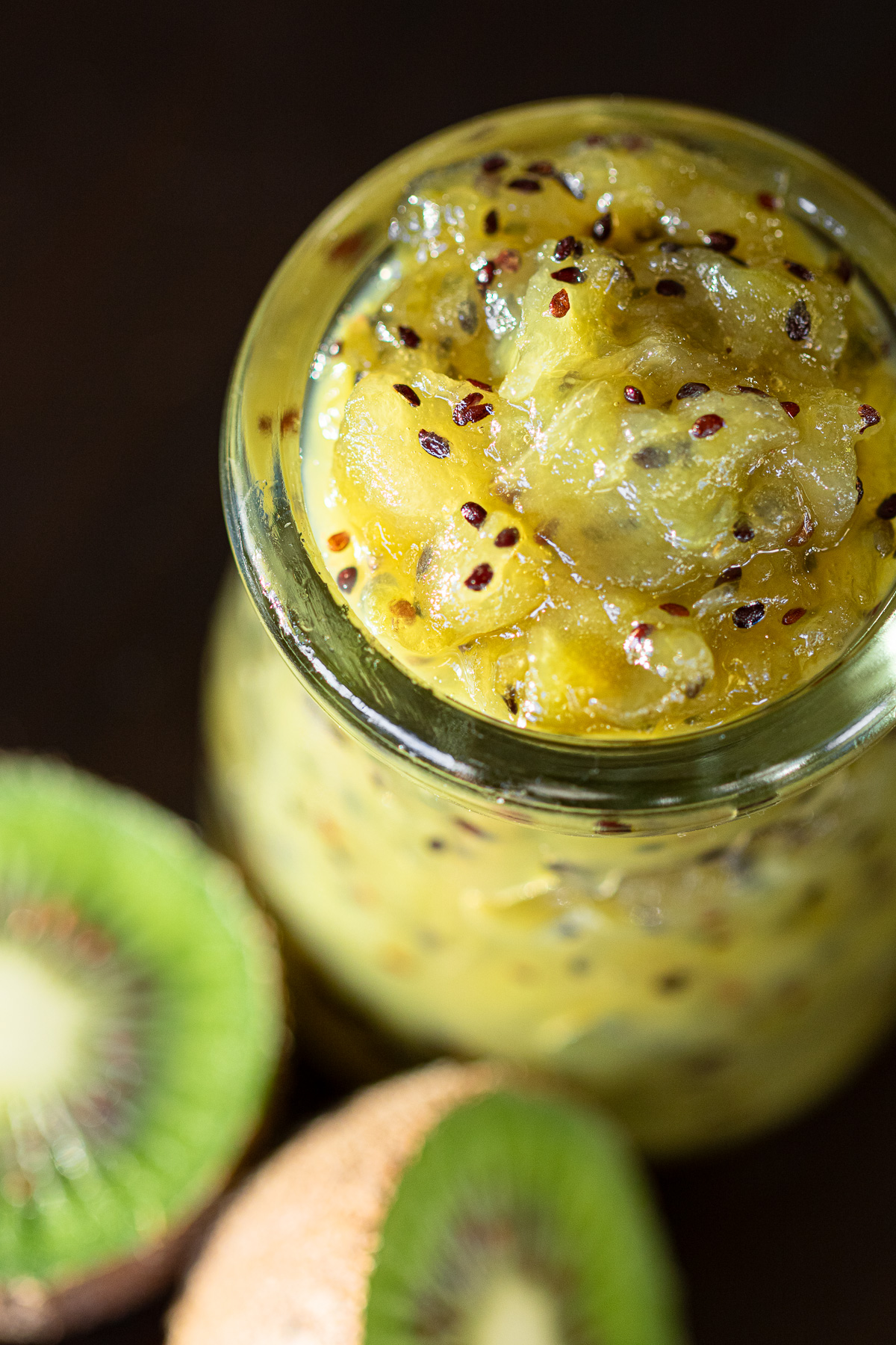 瓶に入ったりんごとキウイの爽やかジャム