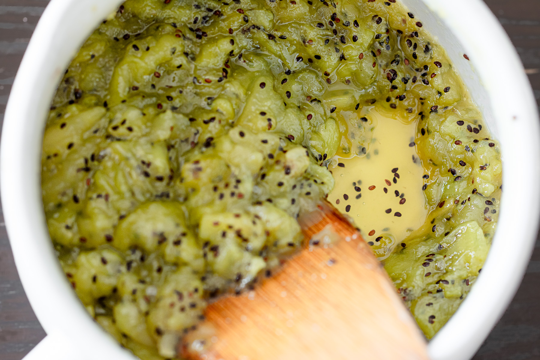 まだ煮詰め途中の、水分が残ったりんごとキウイのジャム。