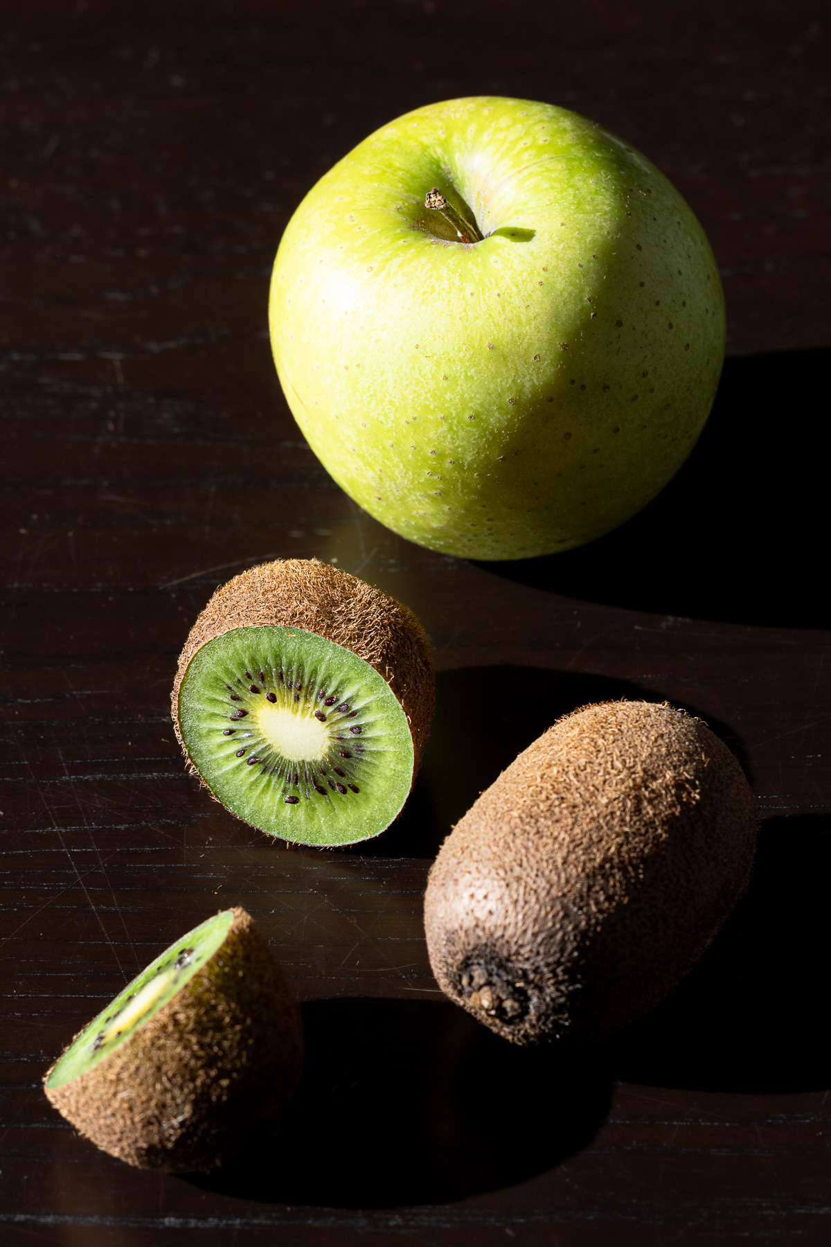 りんごとキウイのジャムの材料:硬いキウイ、王林