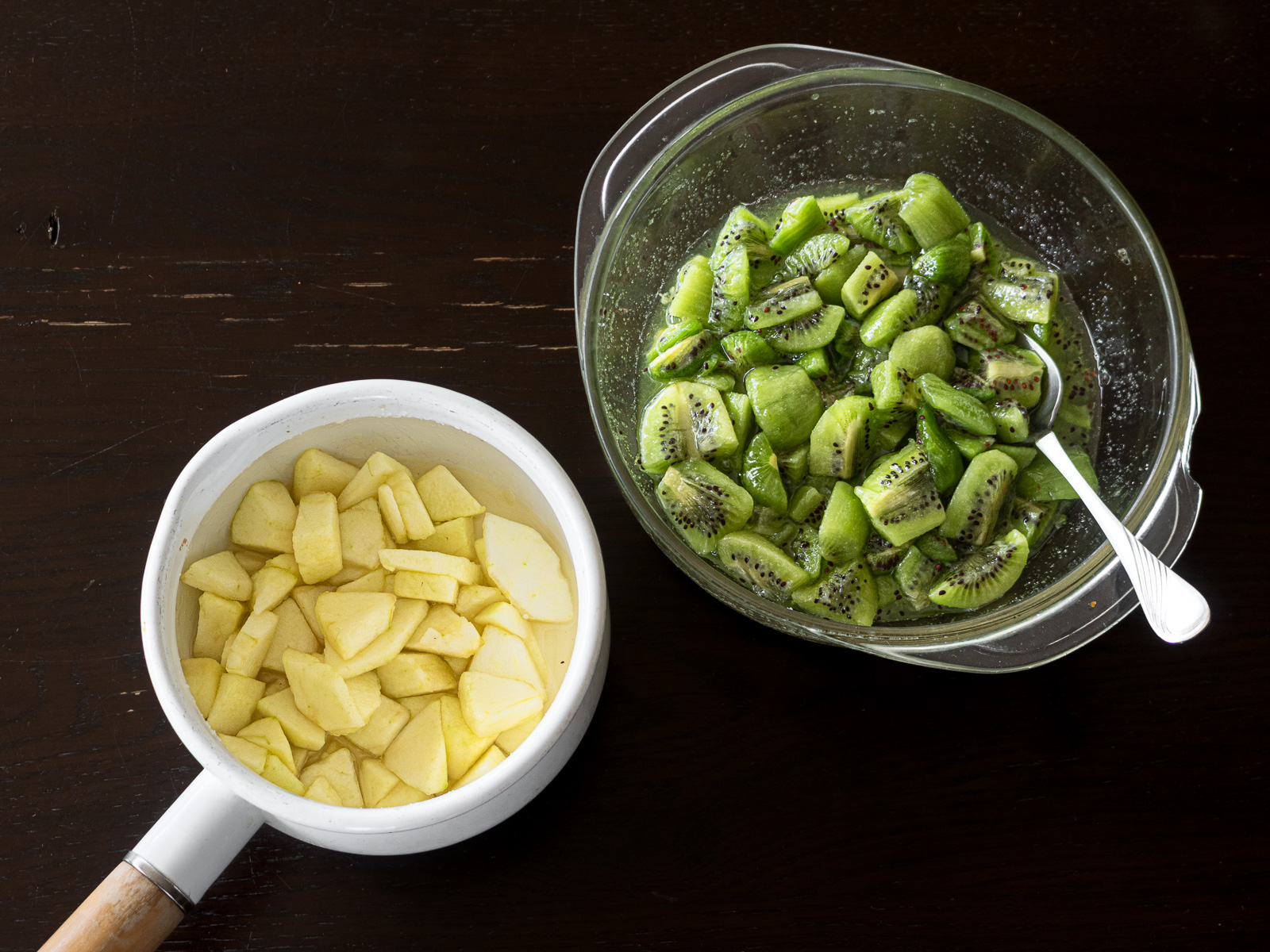 砂糖をまぶしたスライスしたりんごとキウイ