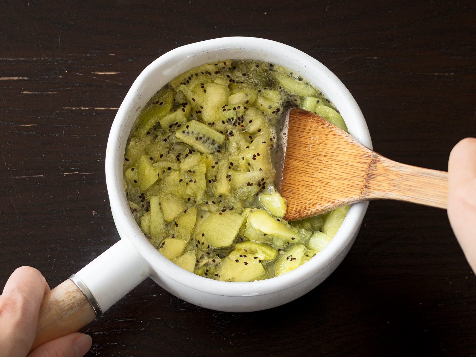 ホウロウ鍋に入れて煮詰め始めたりんごとキウイのジャム