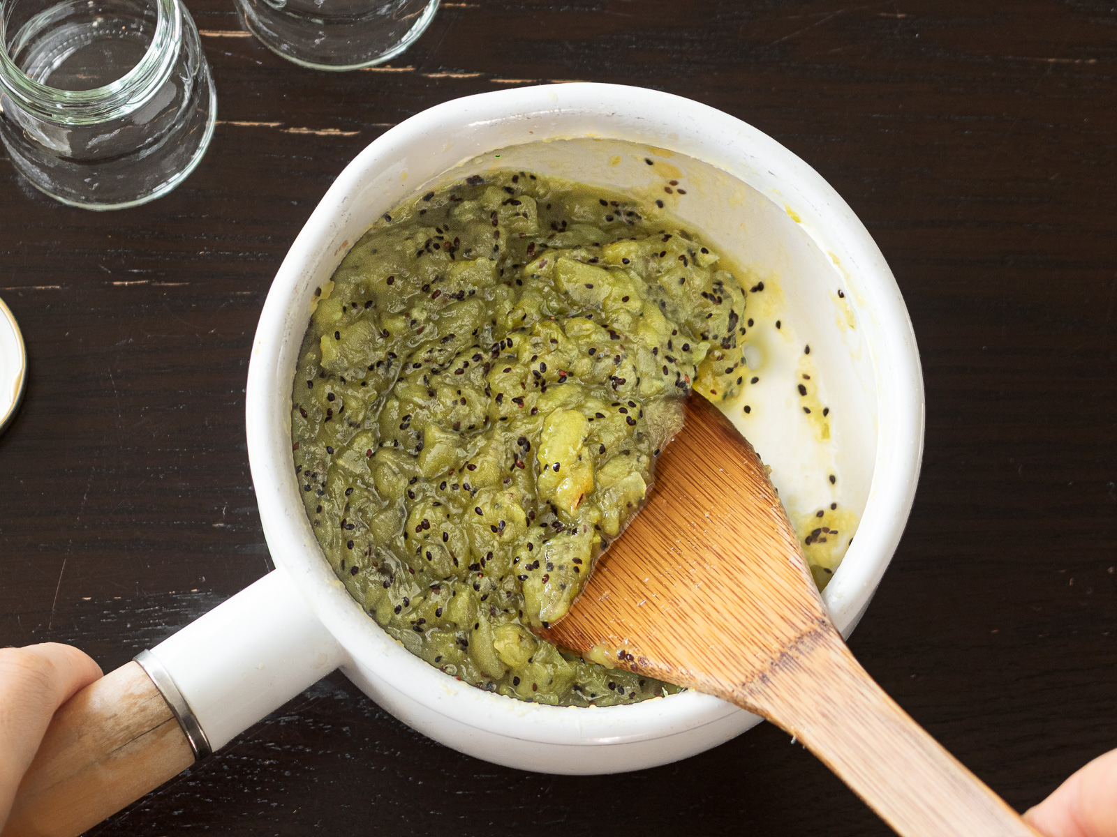 水分が飛んで出来上がった爽やかな甘さのりんごとキウイのジャム