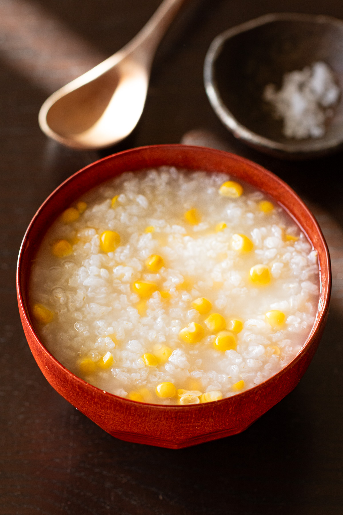 器に盛られたとうもろこし粥(コーン粥)。プチプチとしたとうもろこしの粒が見える