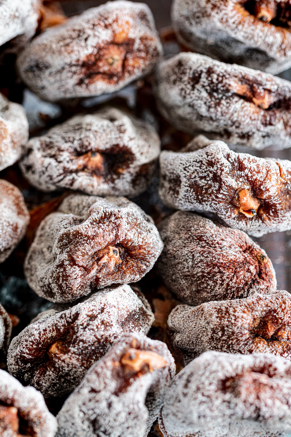 白い粉（柿霜）のついた干し柿。保存容器に並べて。