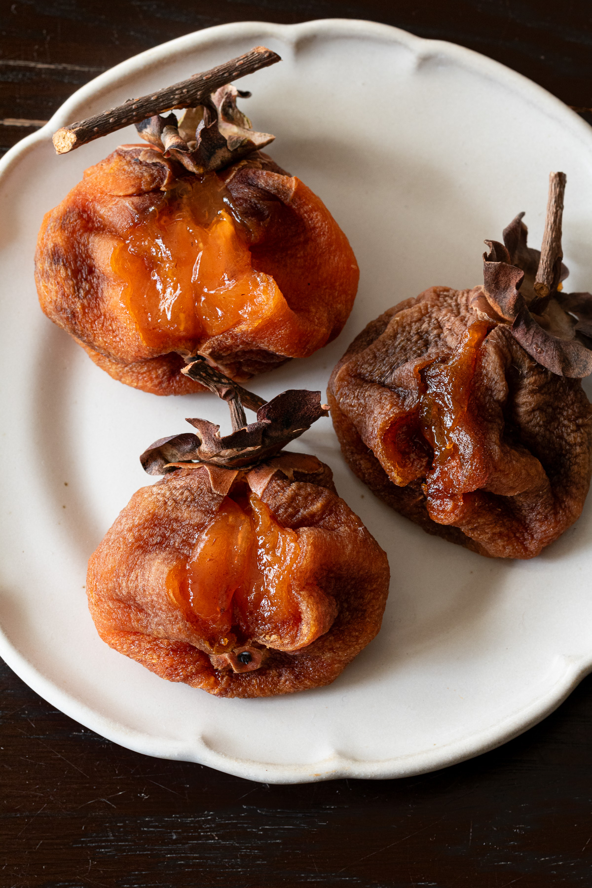 3つの干し柿、水分量と干し具合で変わる果肉の柔らかさ