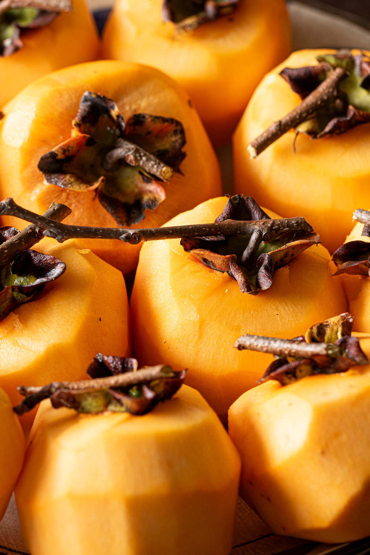 自家製干し柿の材料、渋柿と甘柿をむいて皿に並べたところ