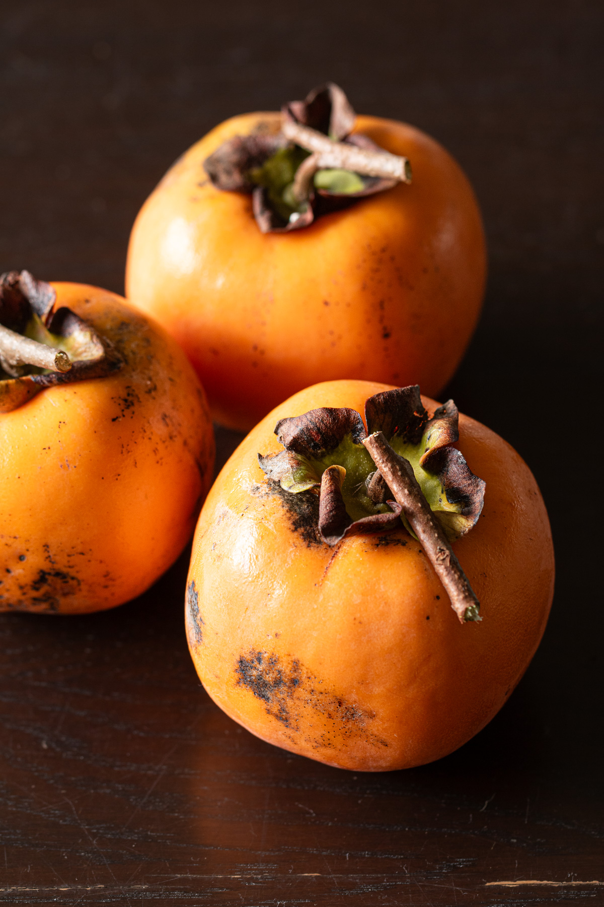 干し柿の材料 枝付きの渋柿