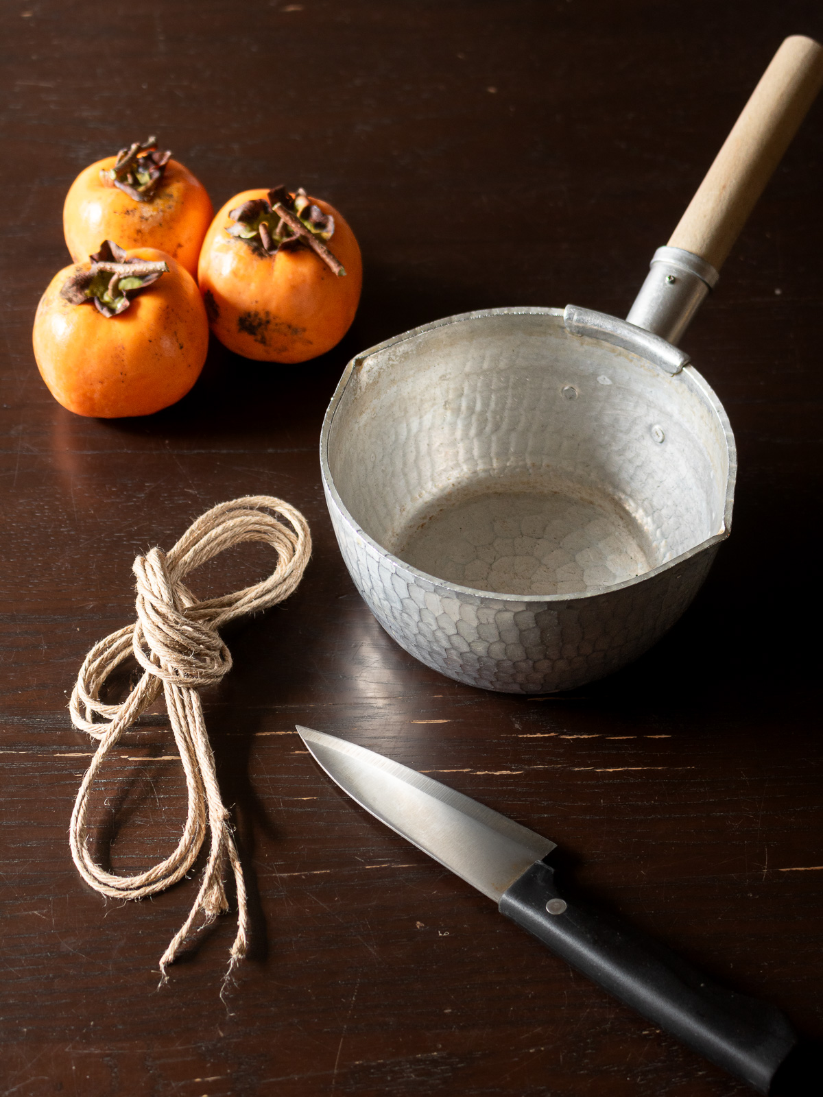 干し柿作りに必要な道具 包丁 鍋 紐