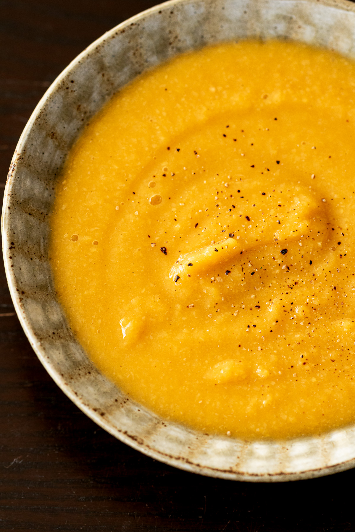 なめらかな質感が分かるバターナッツかぼちゃとひよこ豆のヴィーガンスープのクローズアップ