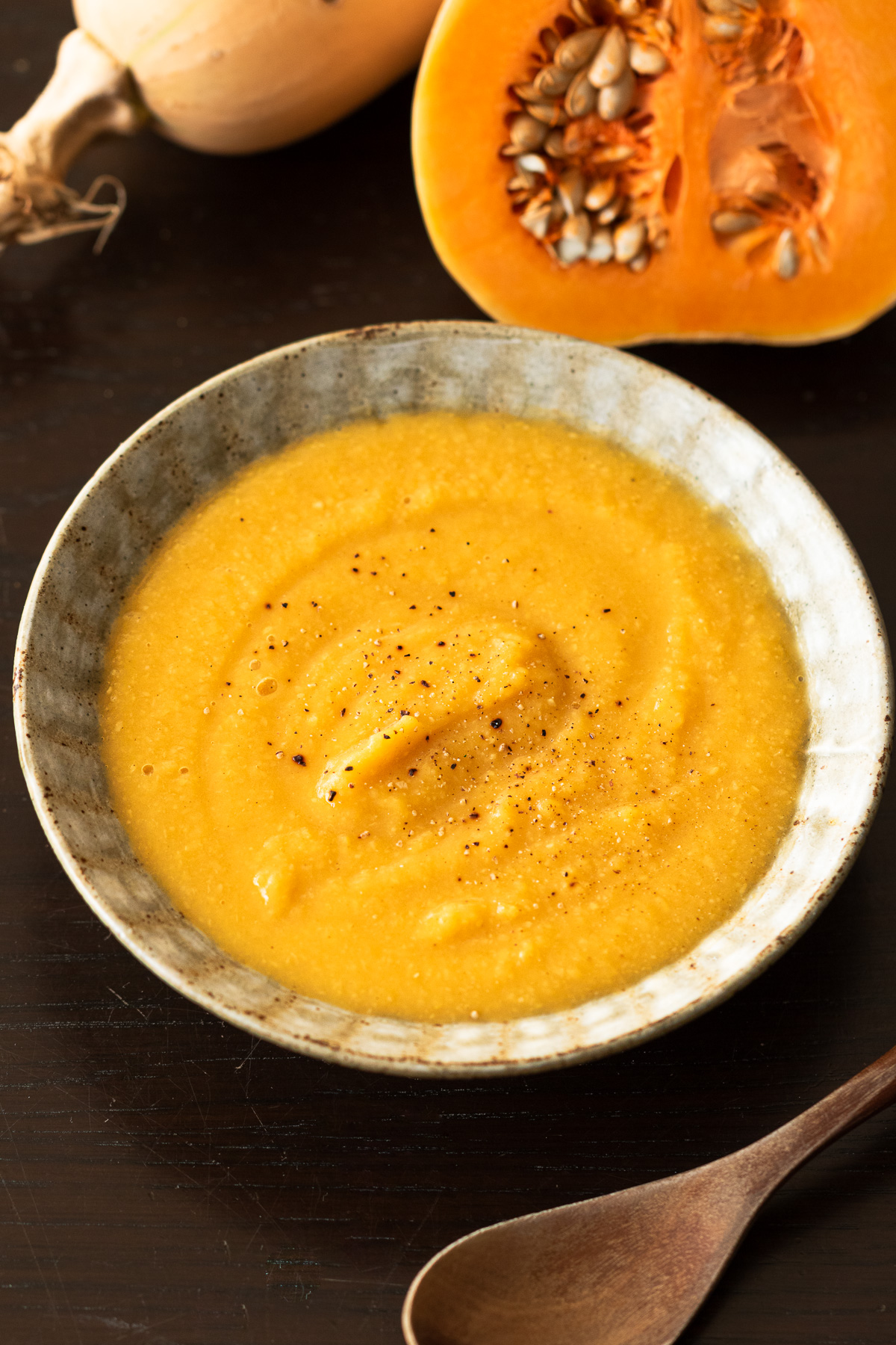 クリーミーなヴィーガンバターナッツかぼちゃスープの器