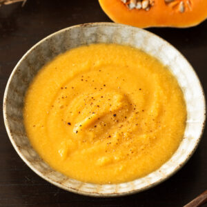 器に盛られたバターナッツかぼちゃとひよこ豆のクリーミーなヴィーガンポタージュスープ、