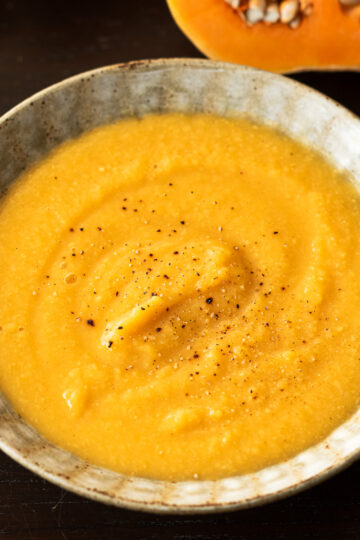 器に盛られたバターナッツかぼちゃとひよこ豆のクリーミーなヴィーガンポタージュスープ、