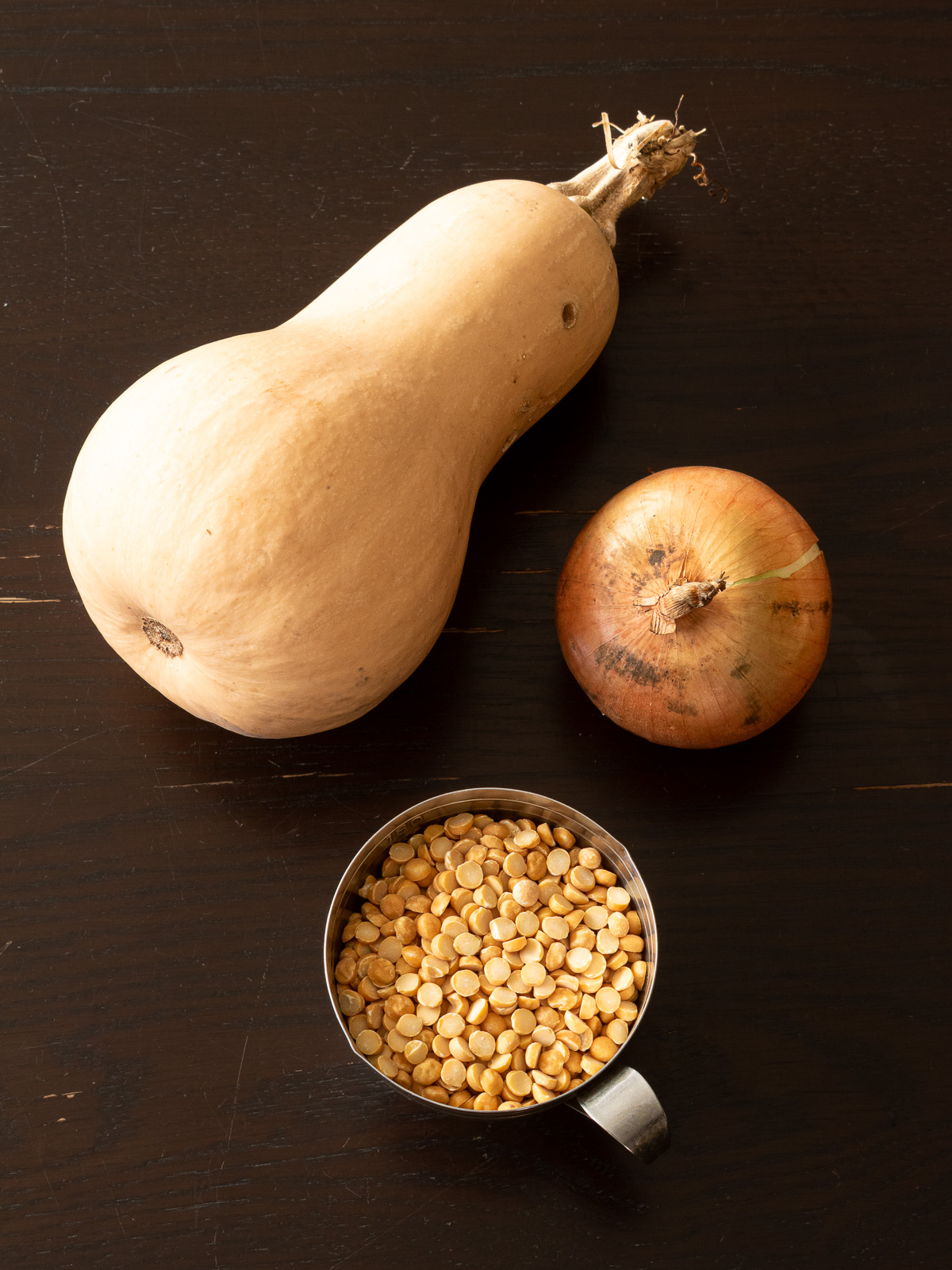 バターナッツかぼちゃとひよこ豆のヴィーガンスープの材料：角切りのバターナッツかぼちゃ、乾燥ひよこ豆、玉ねぎ