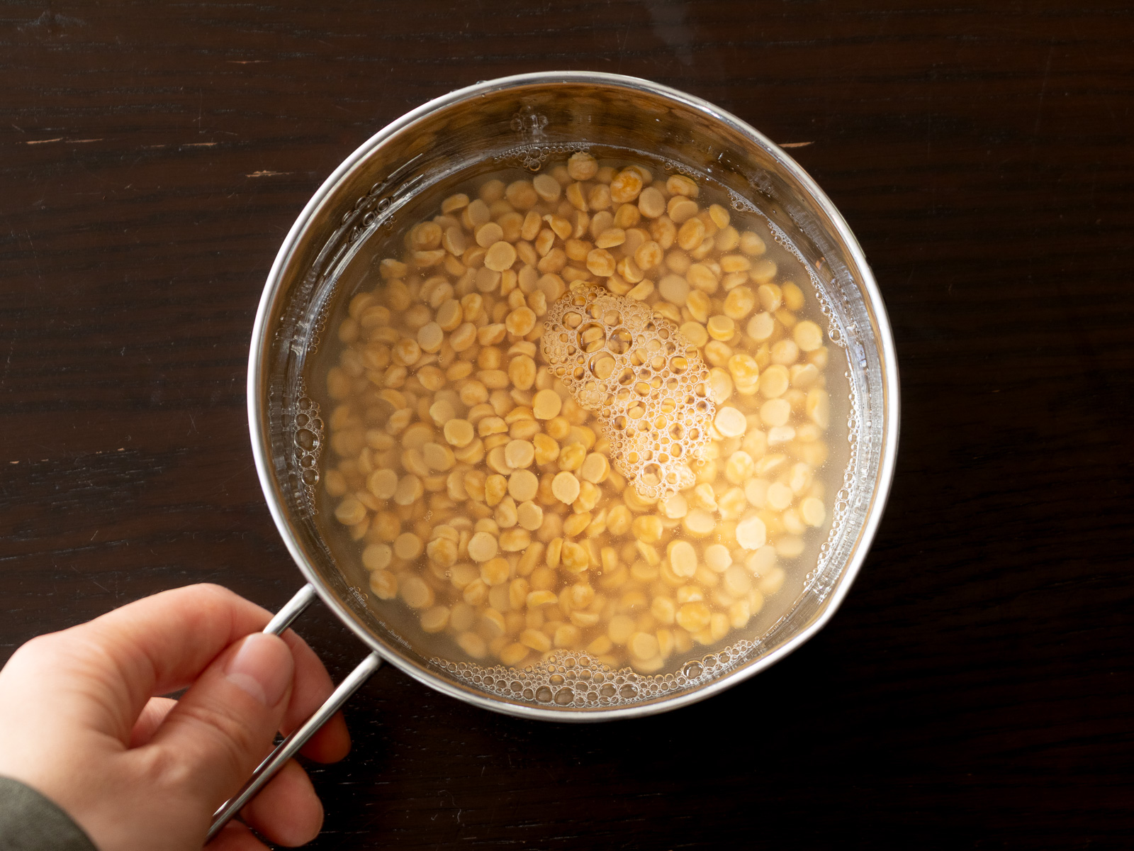 ボウルの水に浸した乾燥ひよこ豆