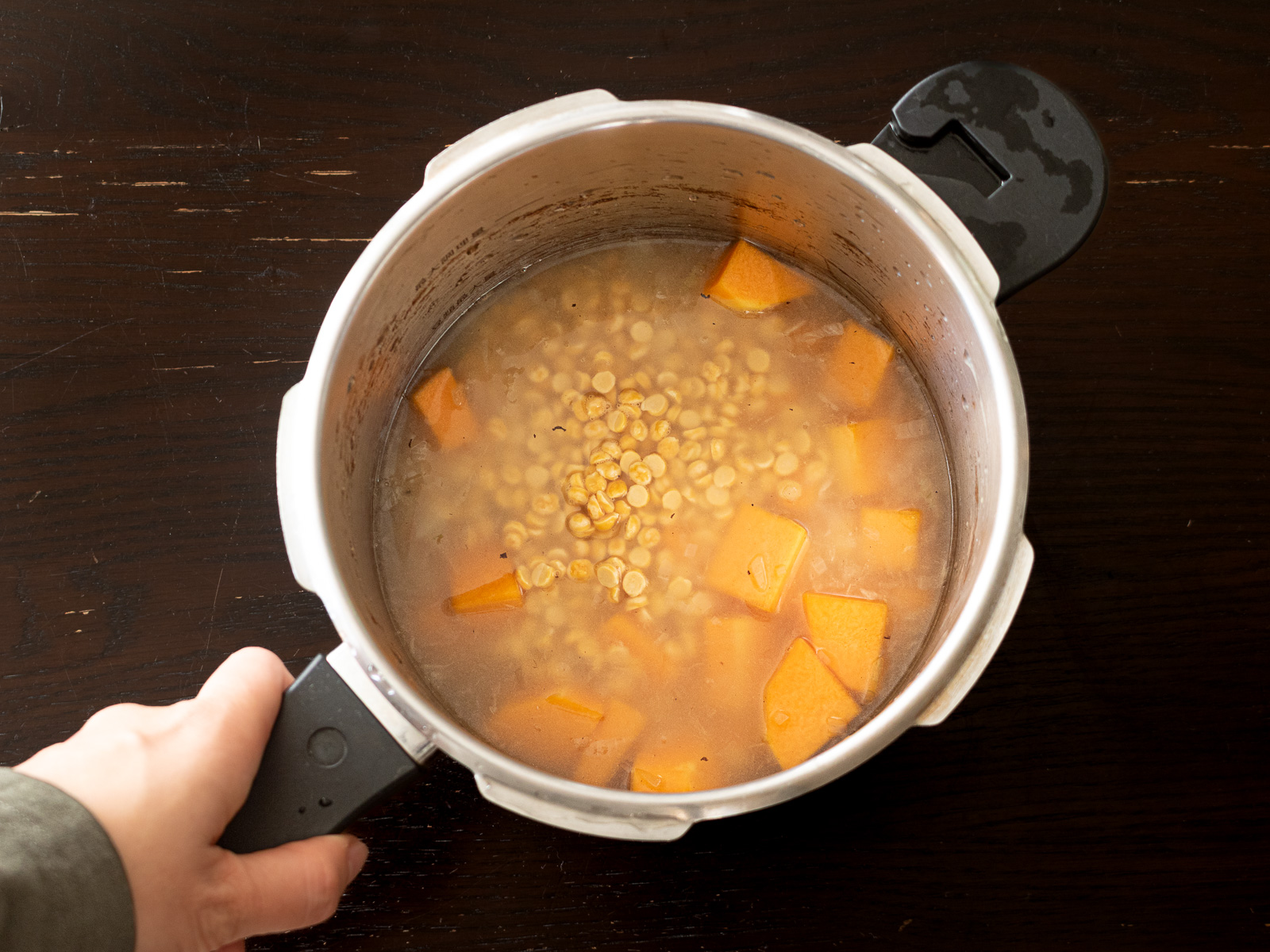 水とひよこ豆を加え、圧力鍋で煮る前のポタージュスープ