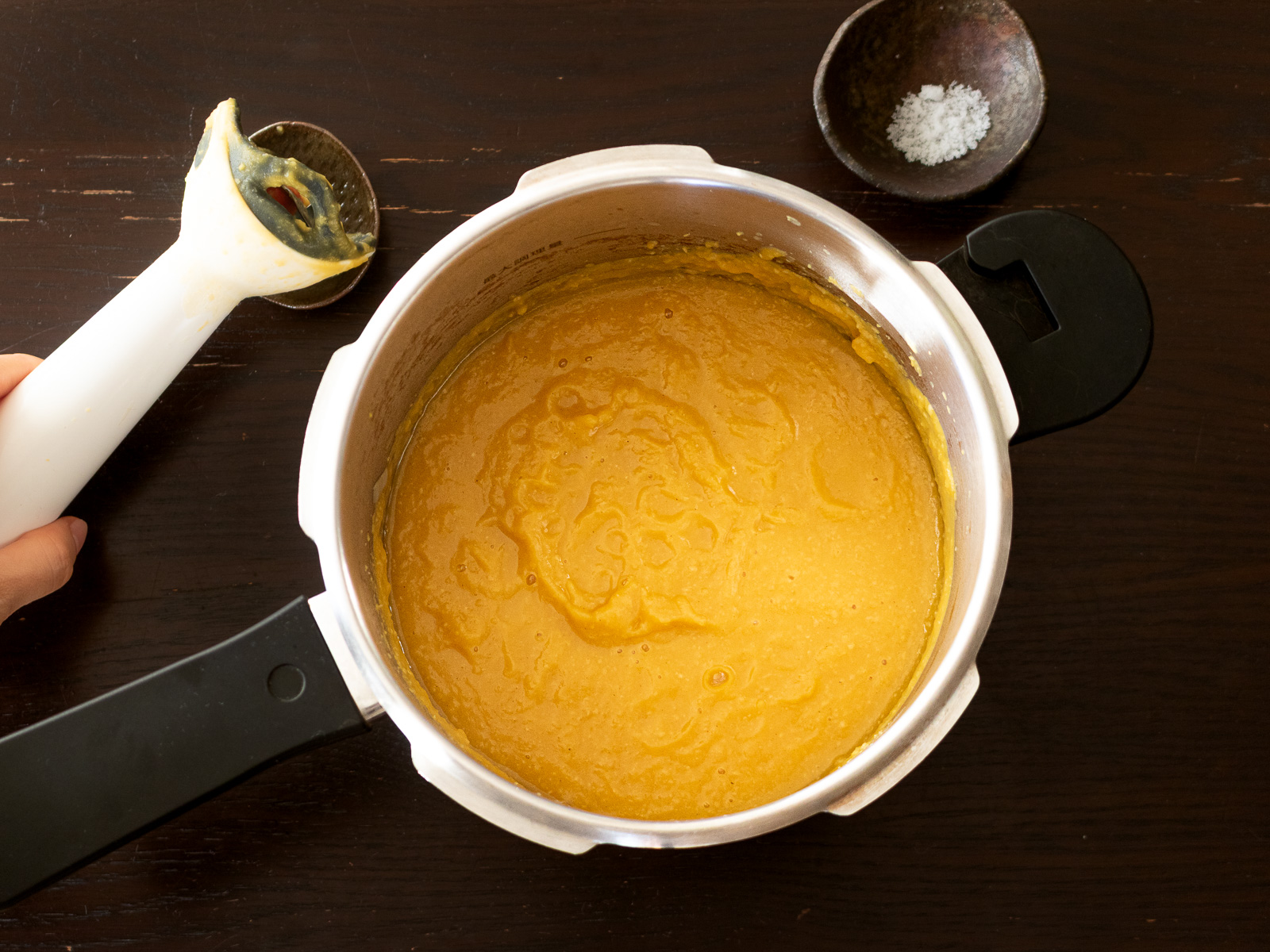 ハンドブレンダーで煮たバターナッツかぼちゃとひよこ豆をなめらかなスープにする