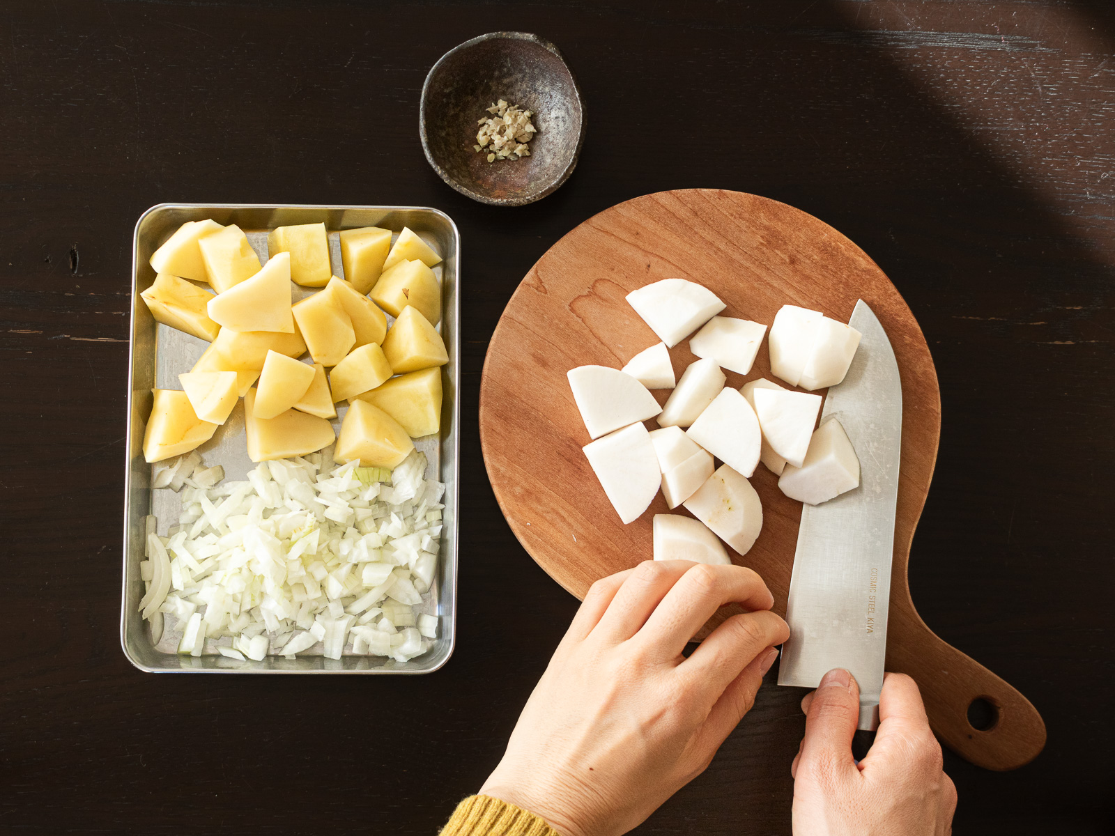 角切りにしたカブとジャガイモ、みじん切りの玉ねぎと生姜