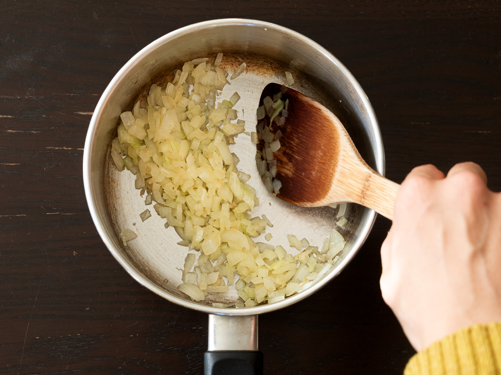 鍋で生姜と玉ねぎを炒めている様子