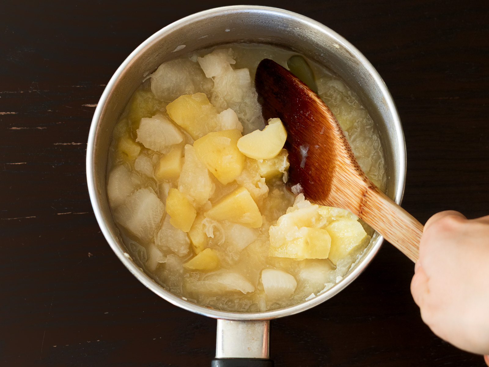 ヘラで潰れるまでよく煮込んだカブとじゃがいも