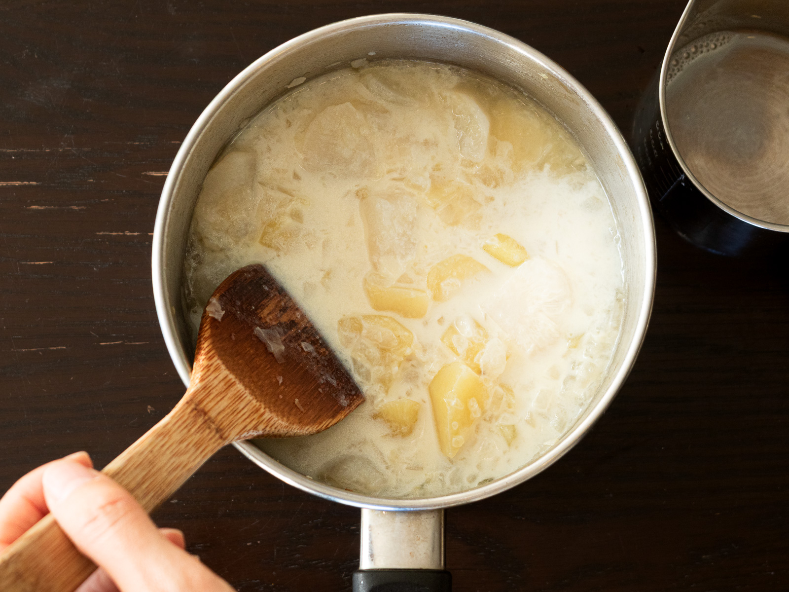 豆乳を加えて温度を下げたカブのポタージュ作り