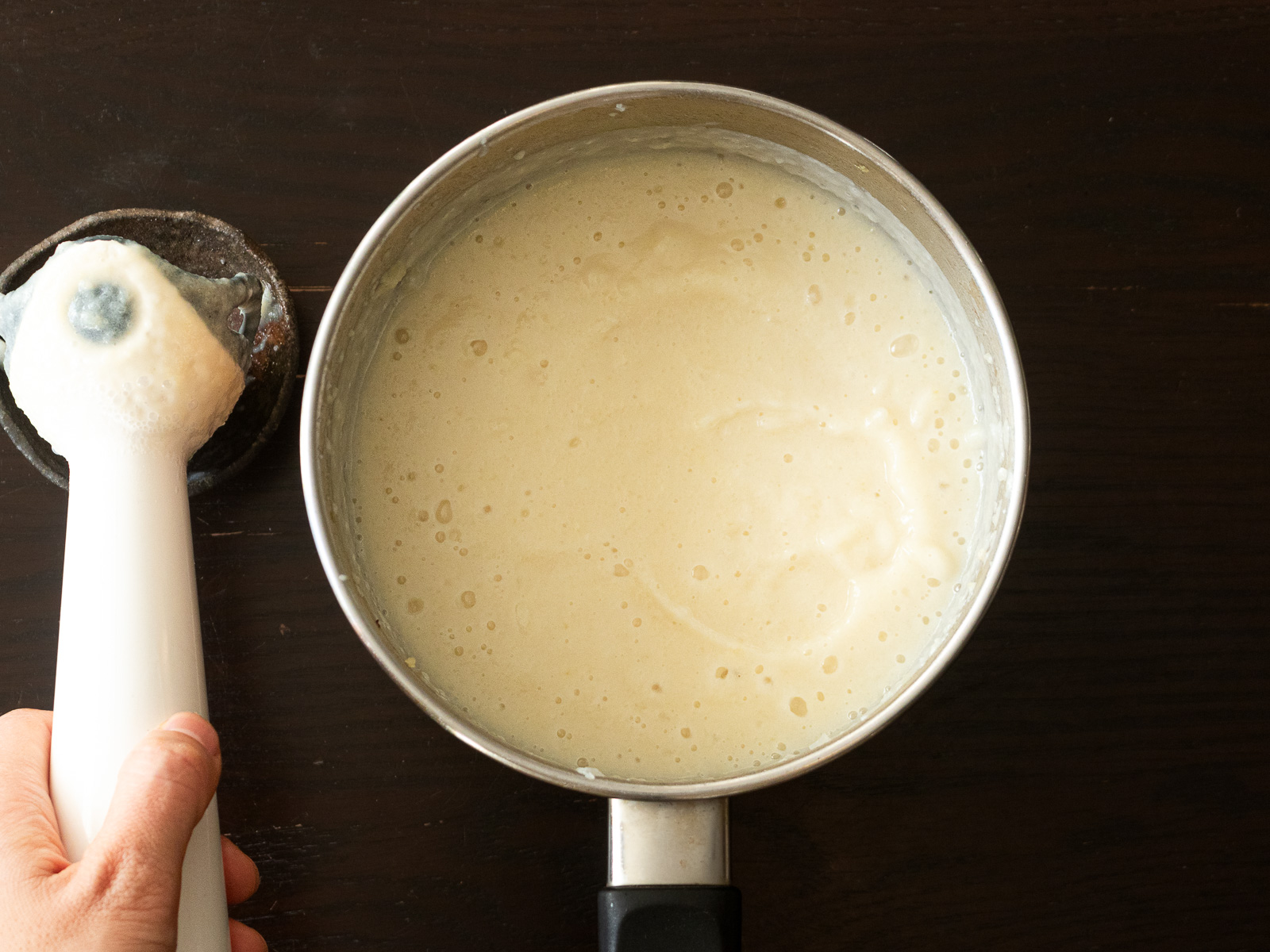 ハンドブレンダーでカブの豆乳ポタージュを滑らかにする