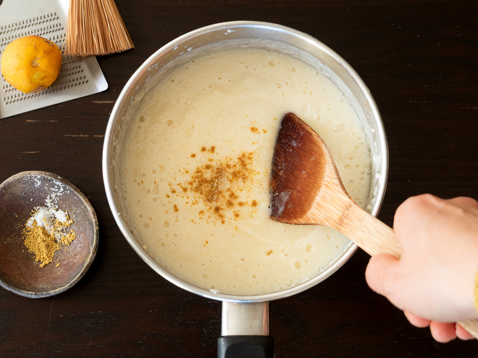 コリアンダー、塩、黒胡椒で味を整えたカブのポタージュ