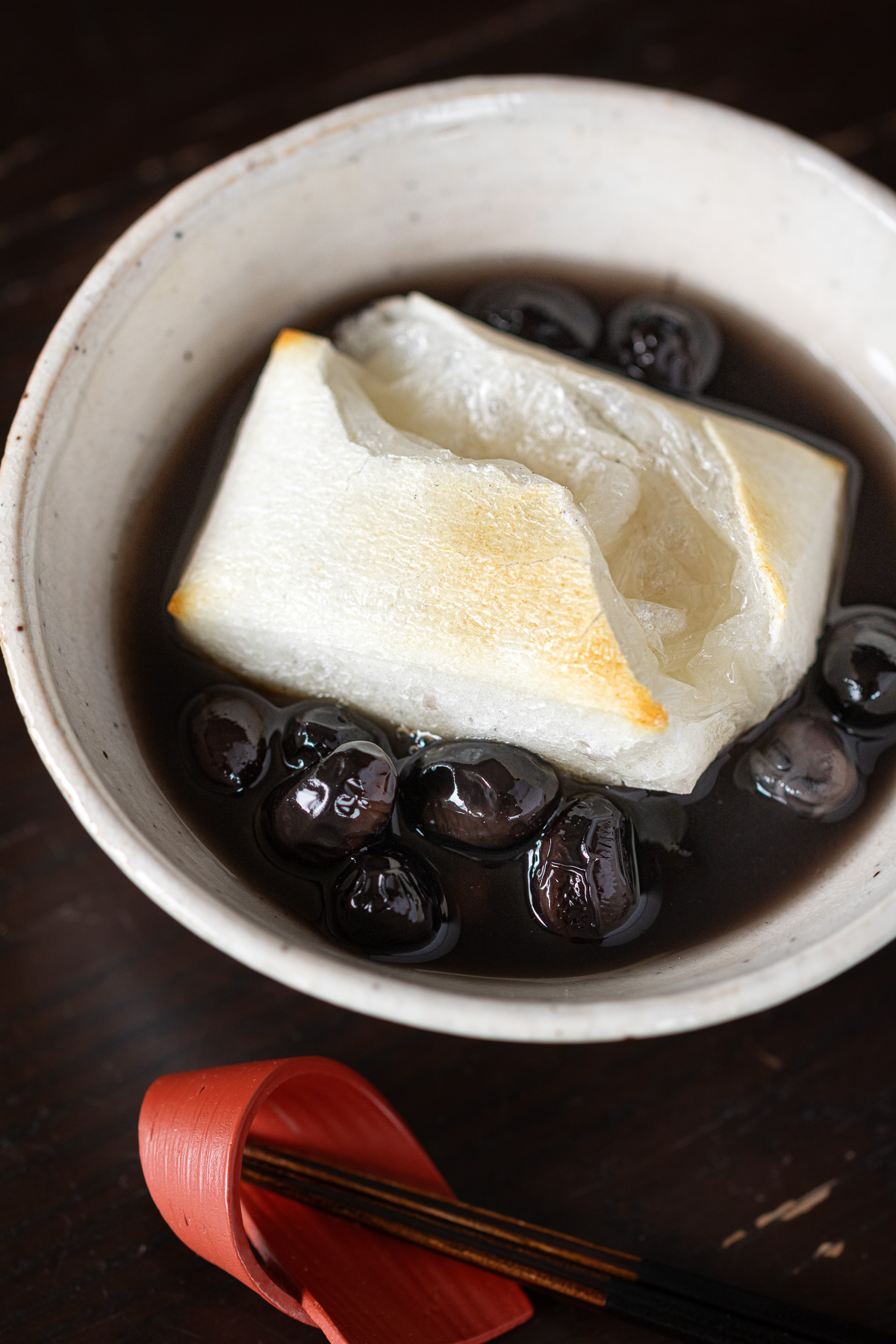 黒豆の煮豆と煮汁を使ったお汁粉風アレンジ。甘さ控えめの味わい