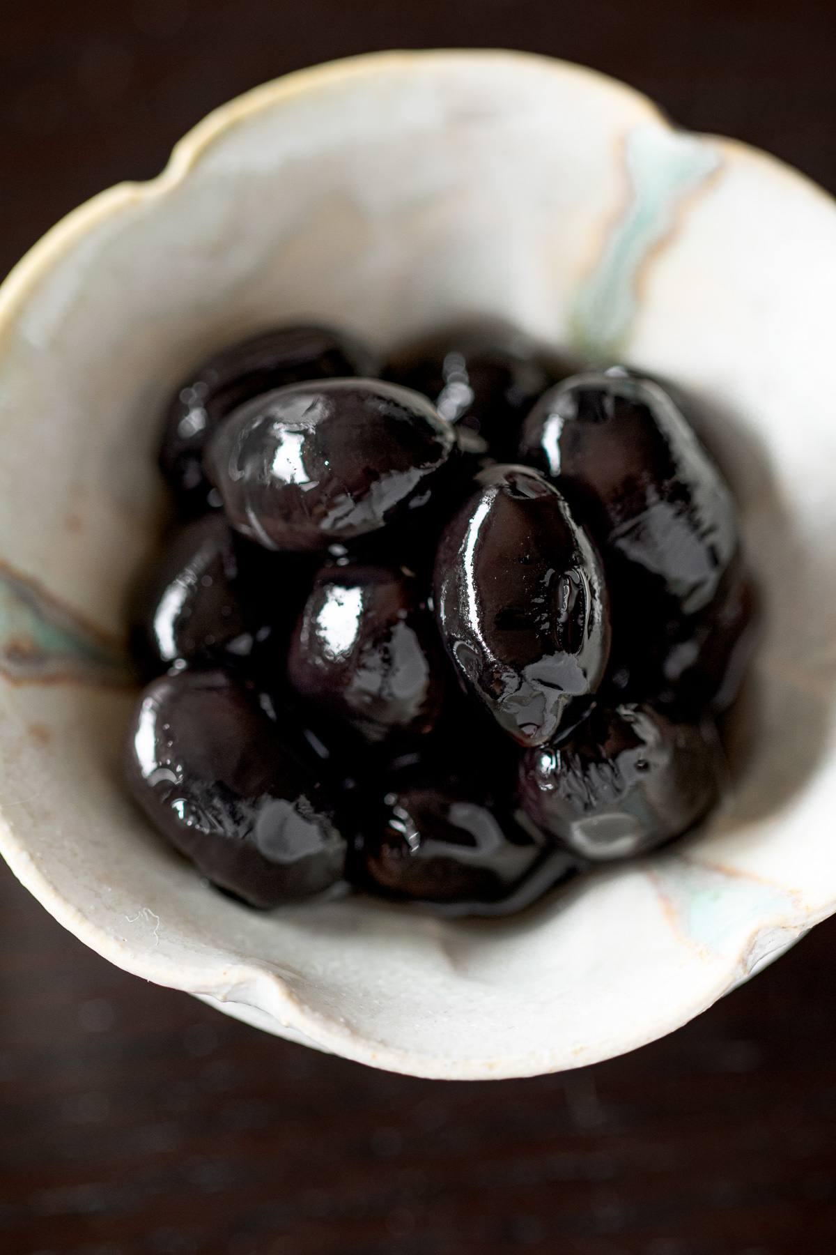 一晩置いて味がなじんだ黒豆の煮豆。ねっとりした食感