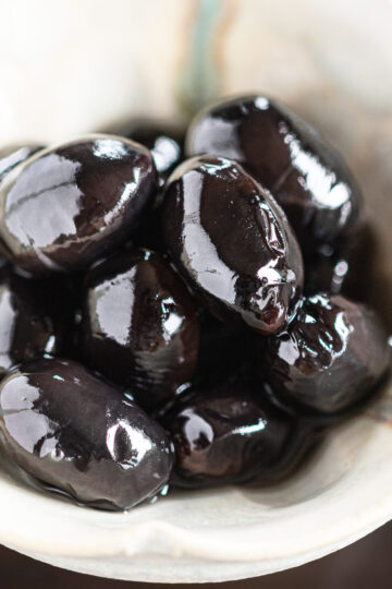 圧力鍋で作った甘さ控えめの黒豆の煮豆。ふっくらやわらかく艶のある仕上がり