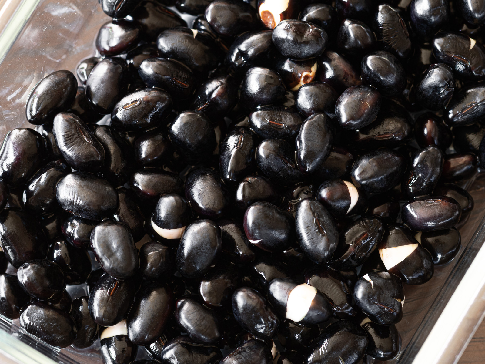 一晩浸水してシワが伸びた黒豆。煮豆用に下処理した状態