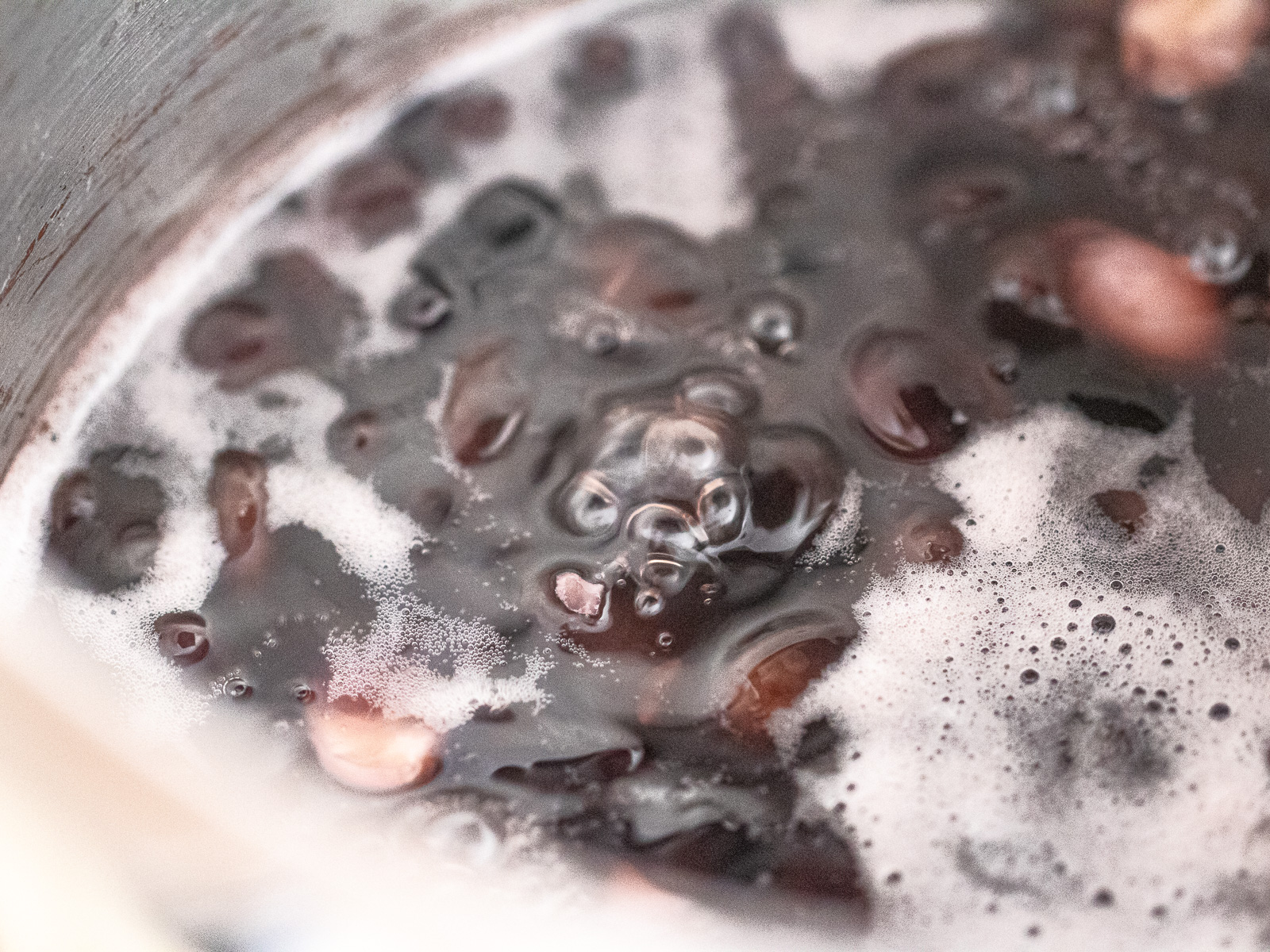 弱火で黒豆を煮て味を含ませている工程。甘さ控えめの煮豆作り