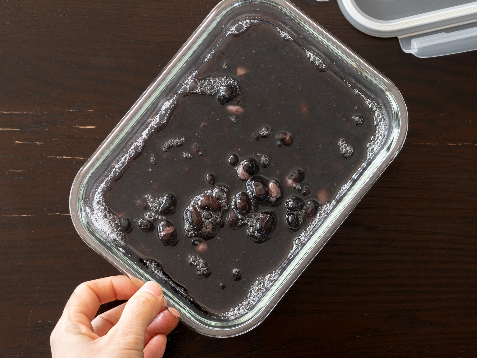 粗熱を取って、保存容器に移した黒豆の煮豆