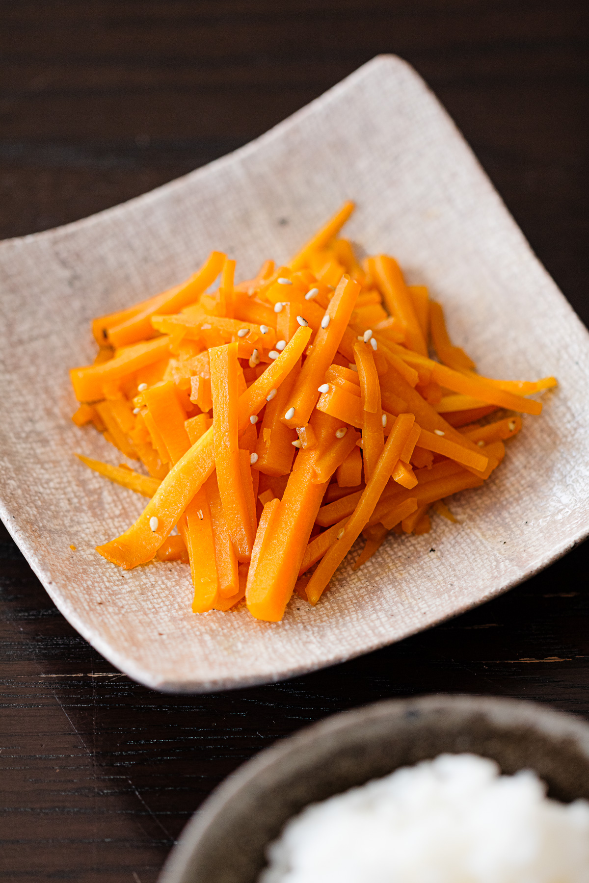 食卓に並べられた、ヴィーガンおかず、バターナッツかぼちゃのきんぴら