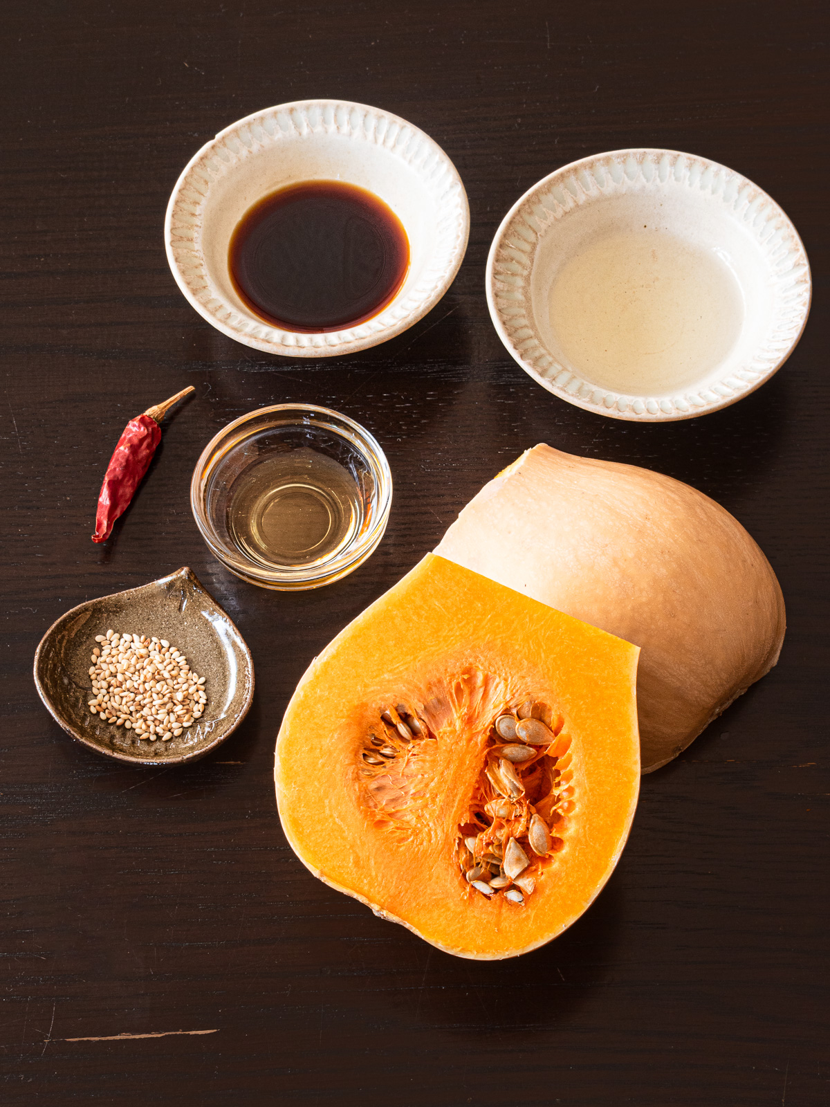 バターナッツかぼちゃのきんぴらの材料：バターナッツかぼちゃ、みりん、醤油、ごま油、唐辛子、炒りごま