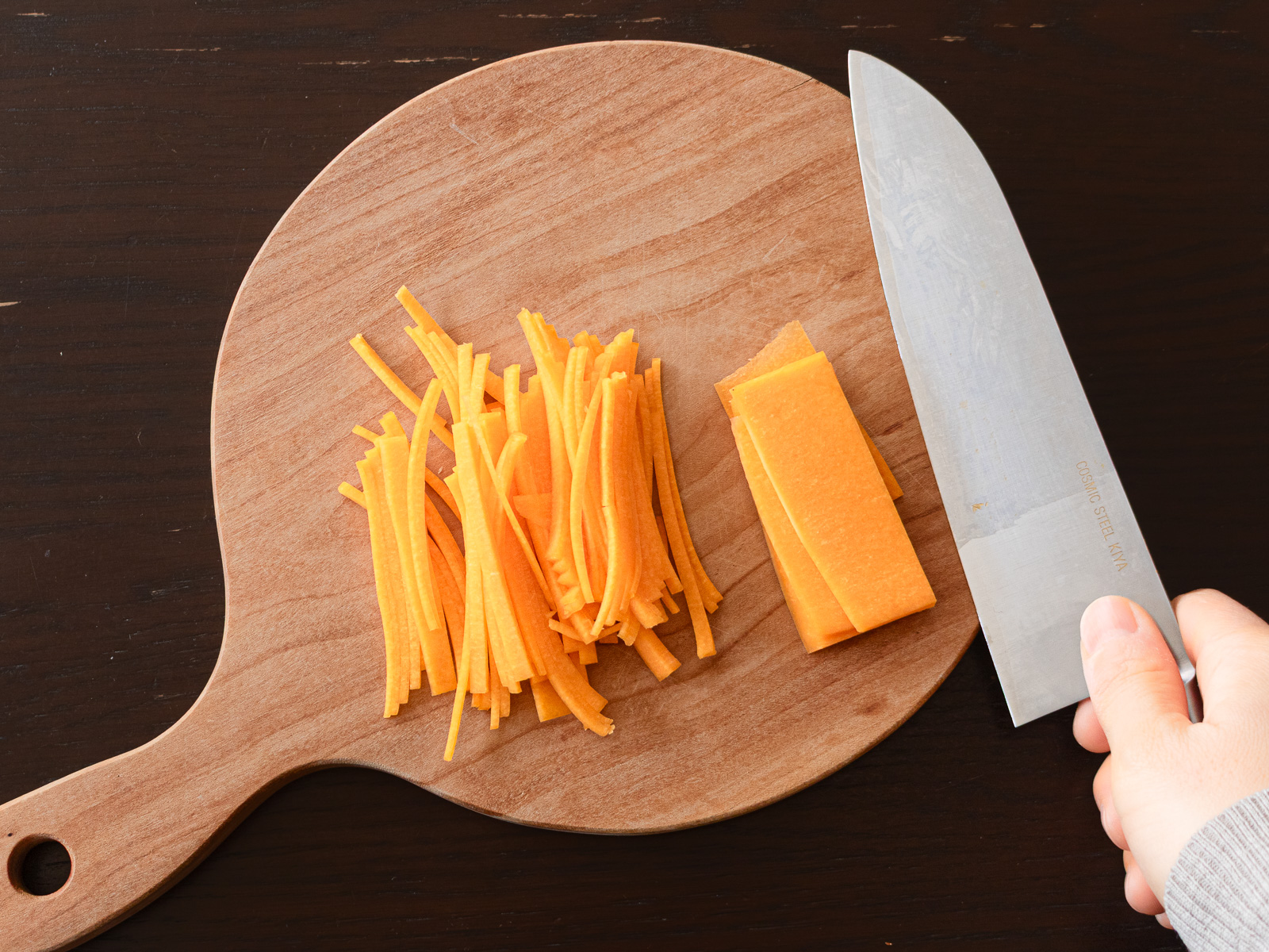 バターナッツかぼちゃの下ごしらえ｜きんぴら用に細切りにする工程