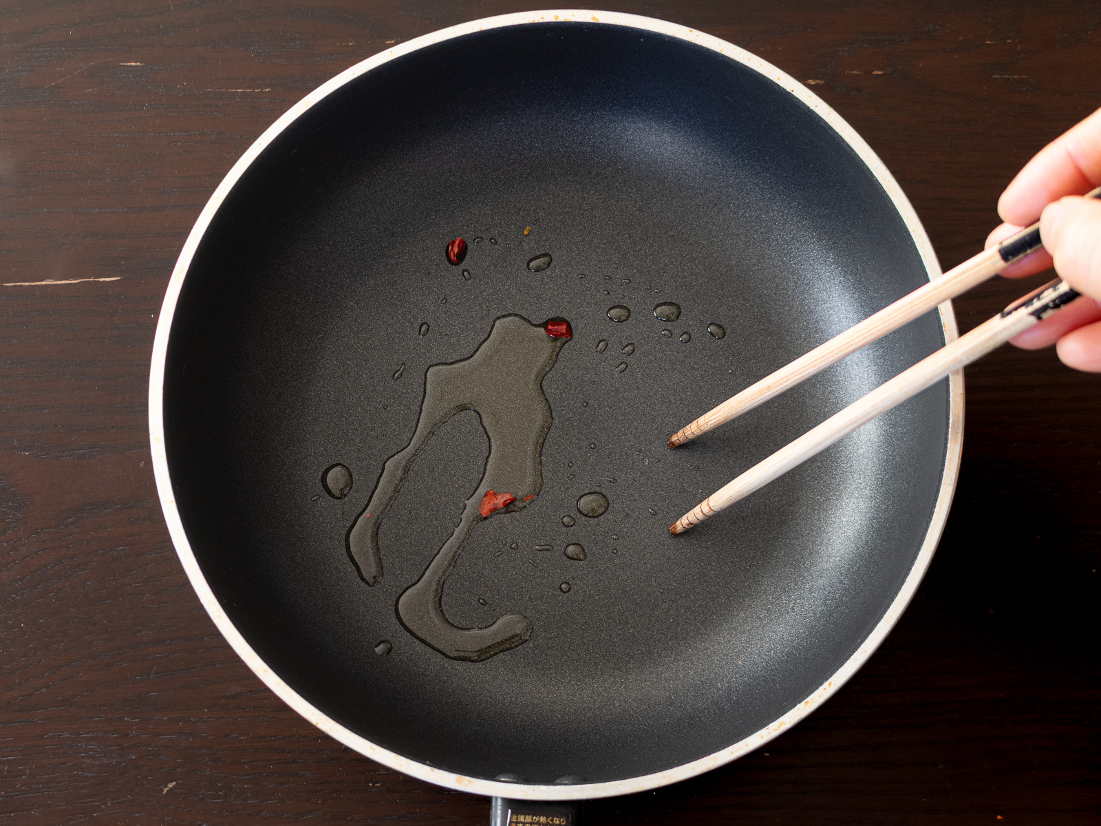 ごま油と唐辛子を炒める工程｜バターナッツかぼちゃきんぴらレシピ