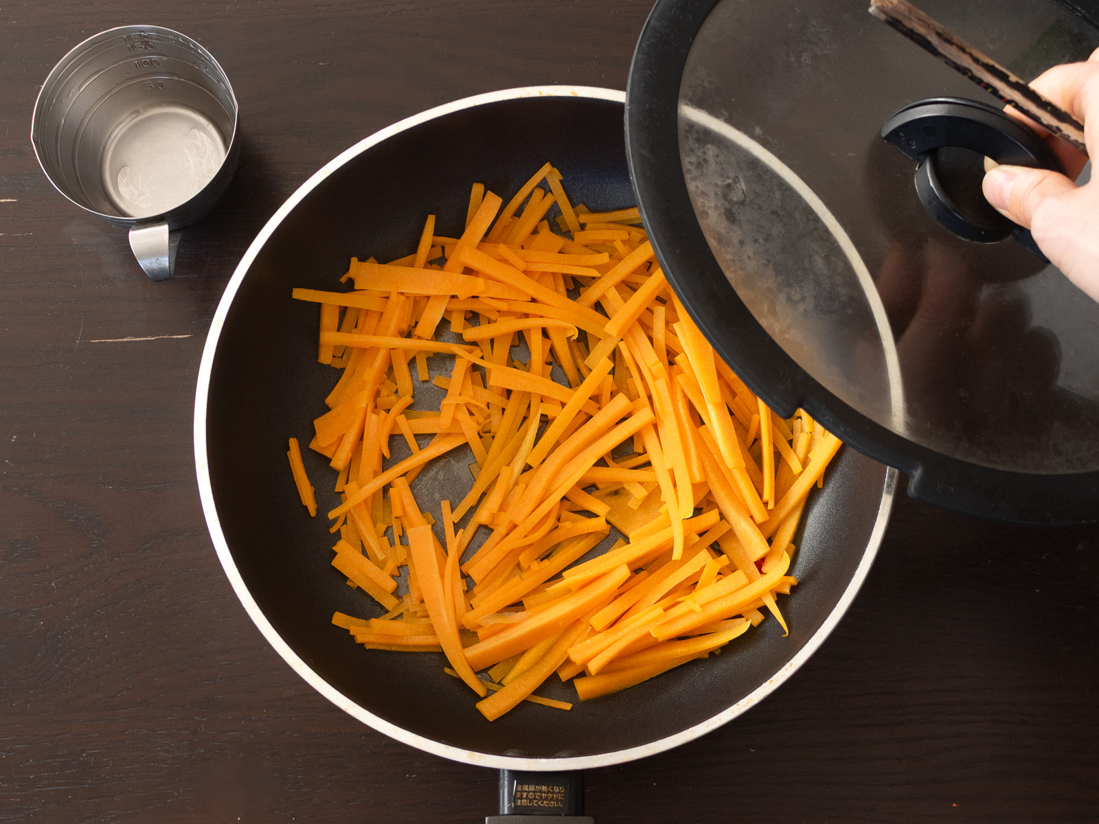 バターナッツかぼちゃを弱火で炒める工程｜青臭さを消す調理方法