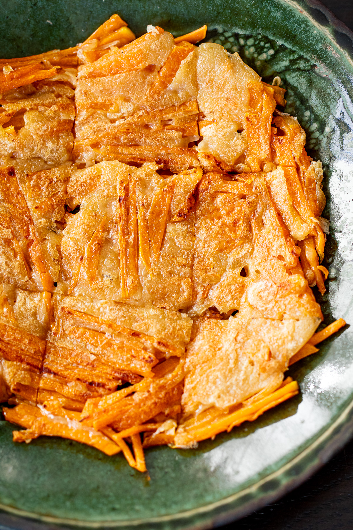 皿に盛り付けたバターナッツかぼちゃのチヂミ