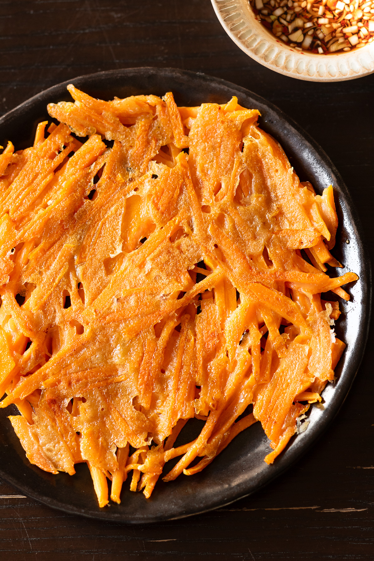 うすごろもで焼いたバターナッツかぼちゃのチヂミ。甘味がグッと引き出され、子供でも食べやすい。