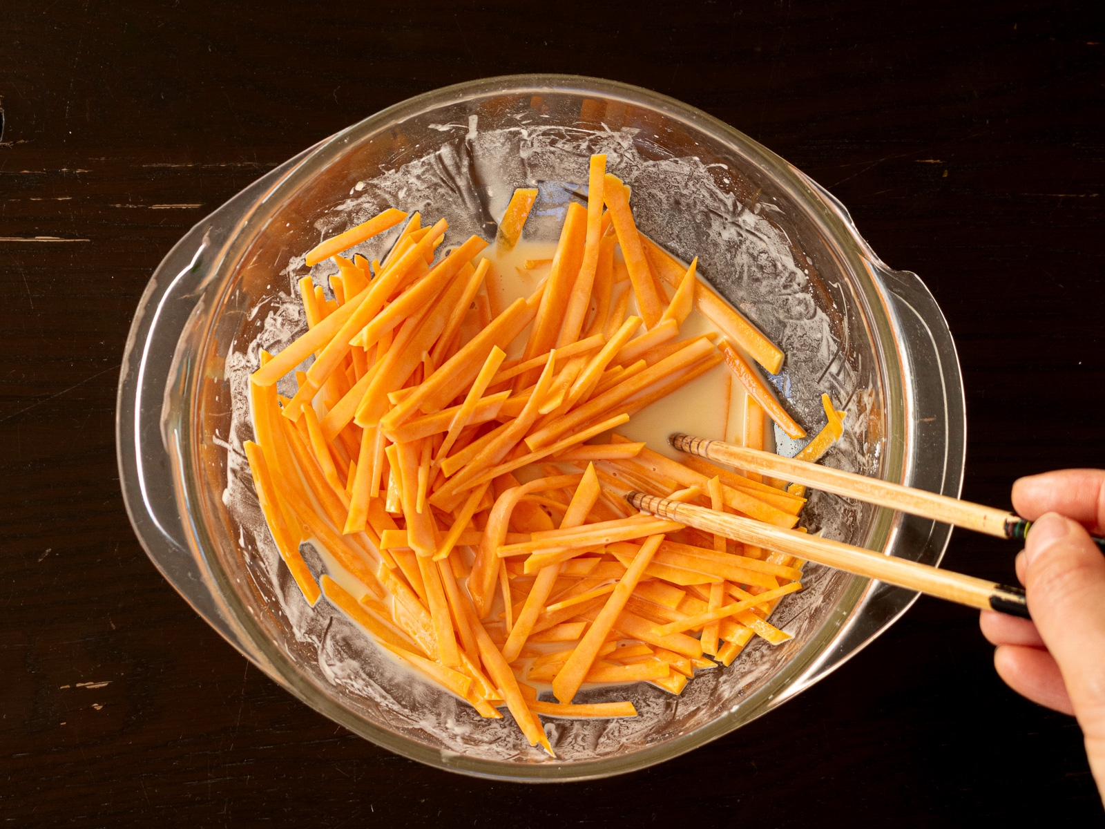 バターナッツかぼちゃに薄くチヂミ生地をまとわせる工程