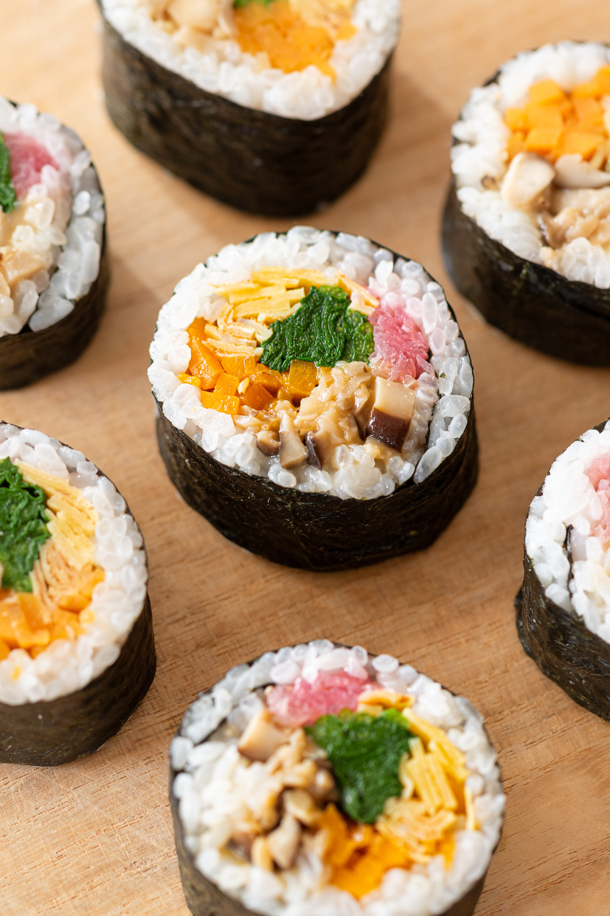 きのこのそぼろ炒めが具材に入った、ヴィーガン太巻き寿司の断面