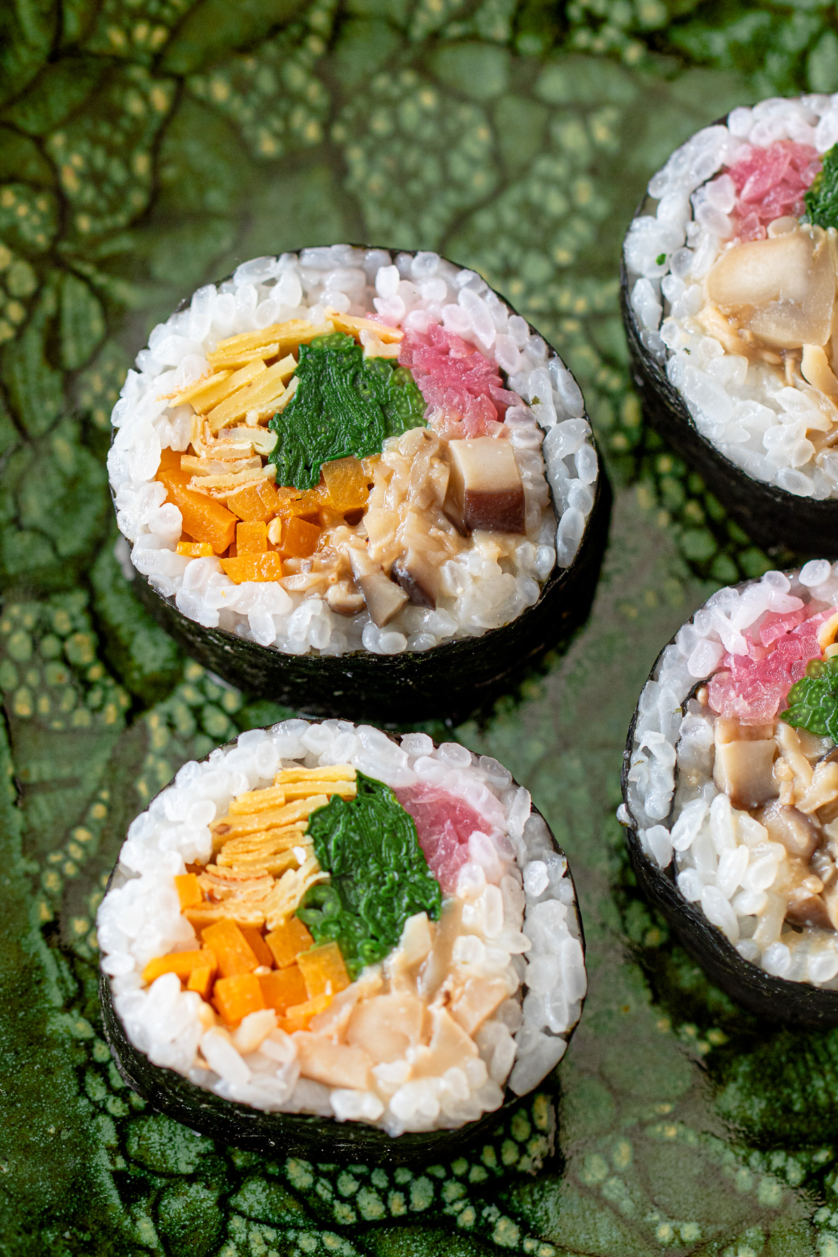 きのこのそぼろ炒めが具材として入った、色鮮やかなヴィーガン恵方巻き